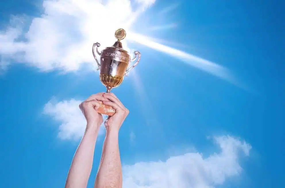 O que Leva a mais Sucesso, a Recompensa ou o Encorajamento?